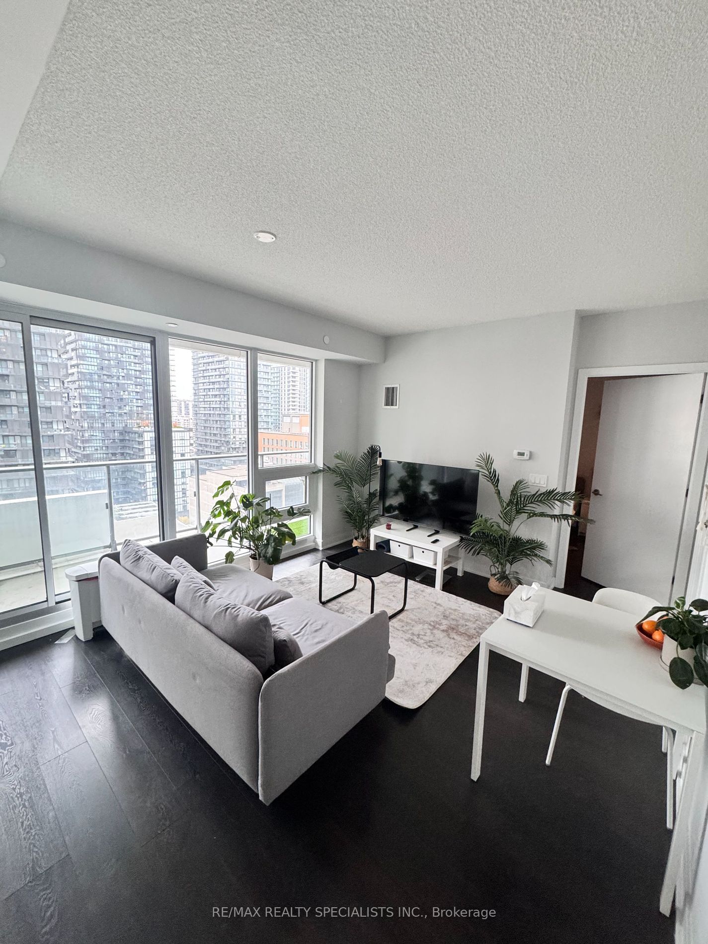 2221 yonge St, unit 1511 for rent