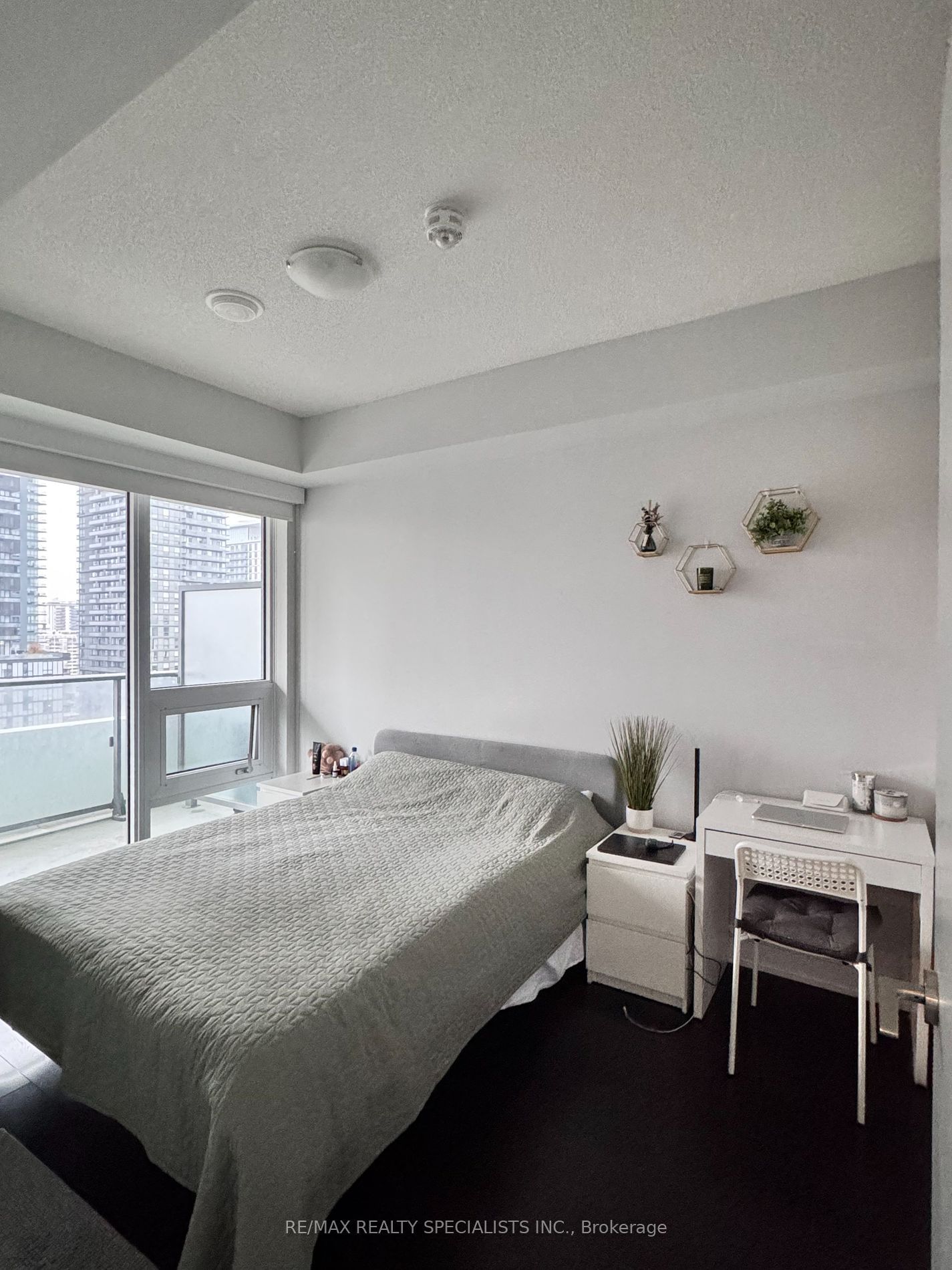 2221 yonge St, unit 1511 for rent