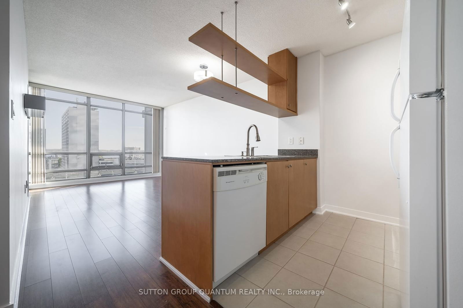 3 Navy Wharf Crt, unit 810 for rent