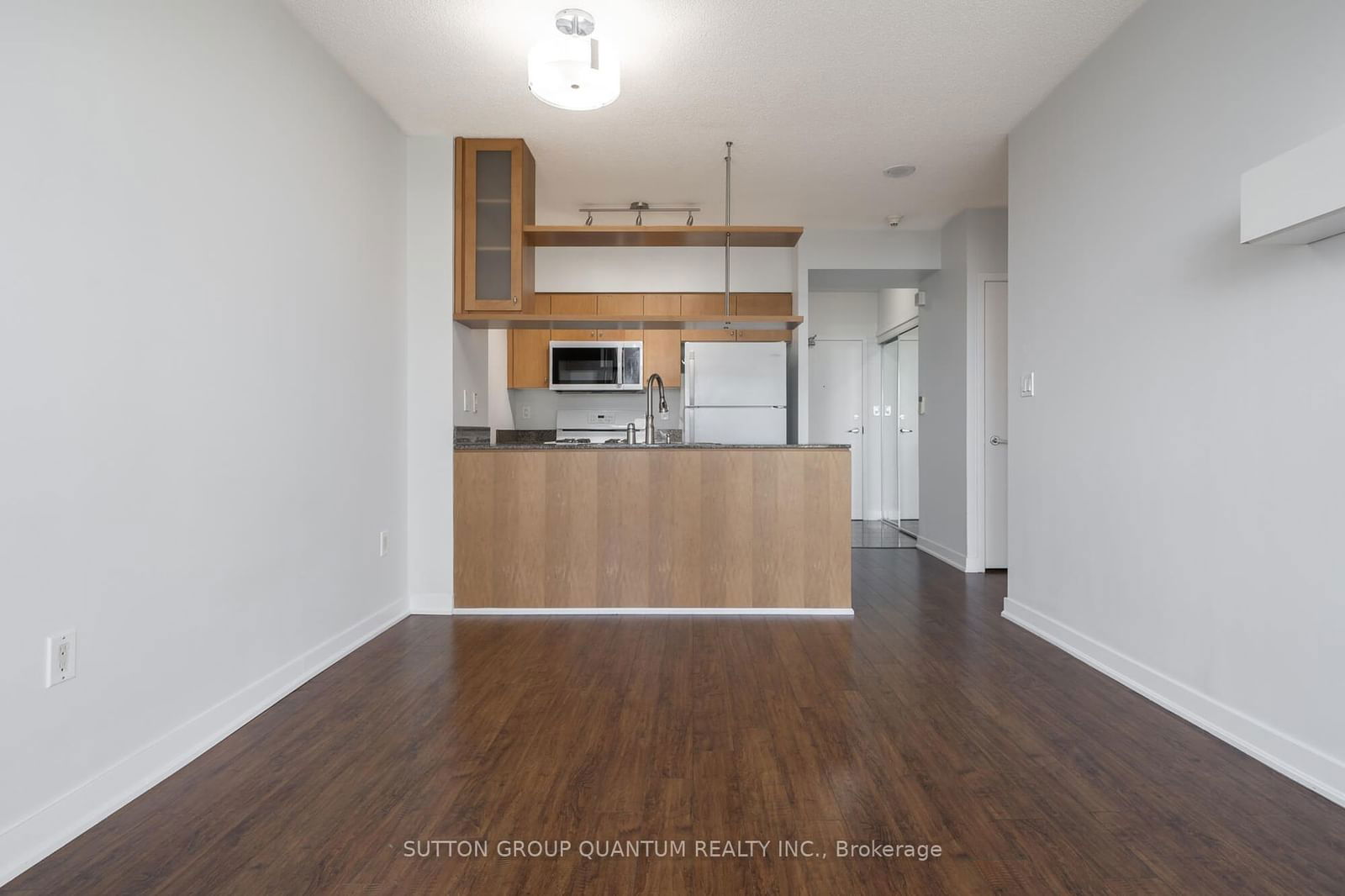 3 Navy Wharf Crt, unit 810 for rent