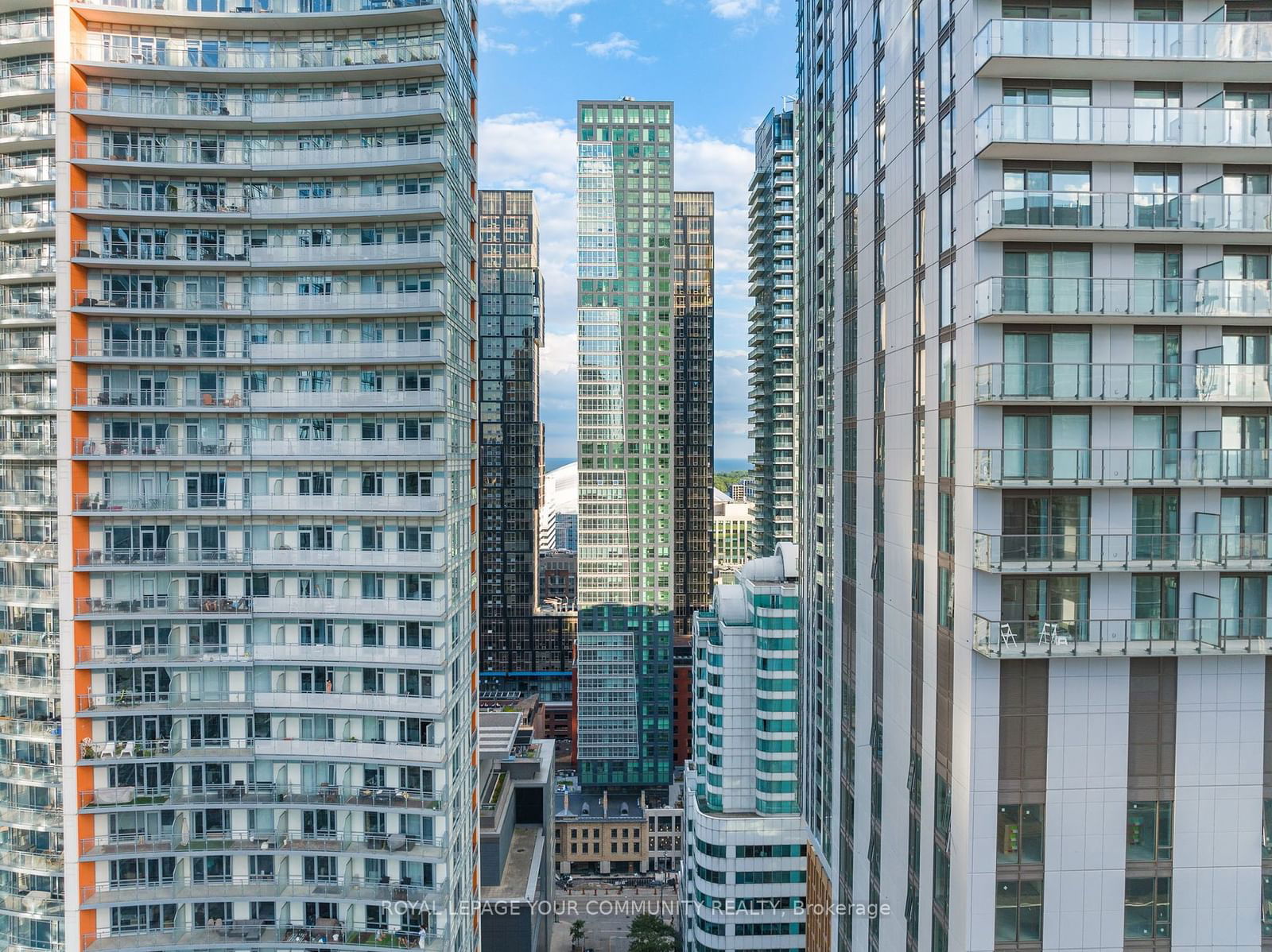 327 King St W, unit 4301 for rent