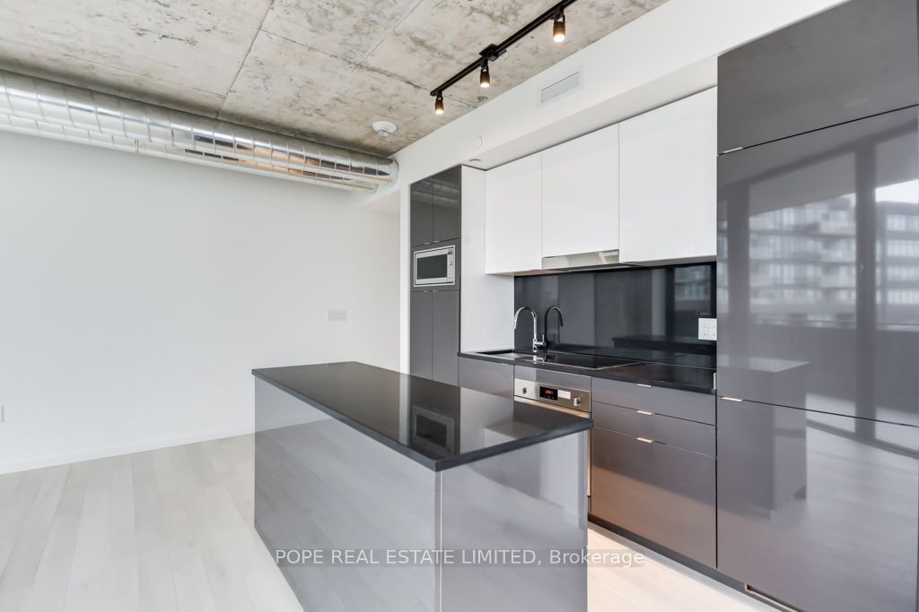 21 Lawren Harris Sq, unit 811 for rent