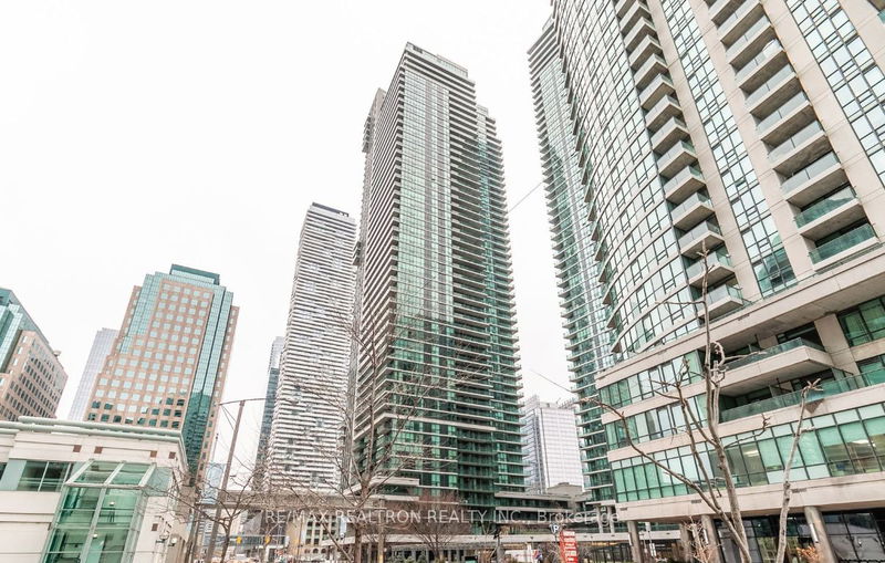 33 Bay St, unit 2707 for rent