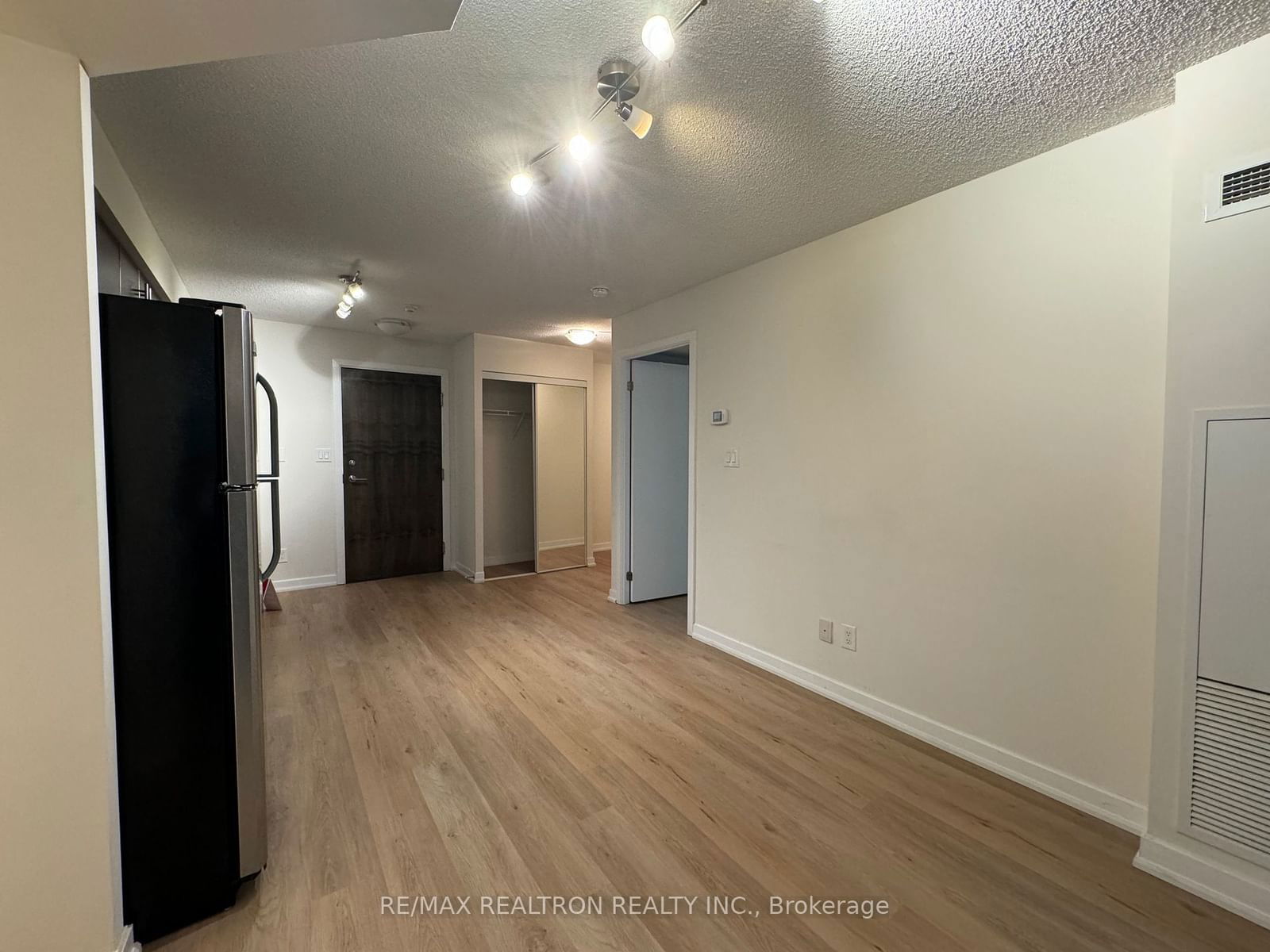 33 Bay St, unit 805 for rent