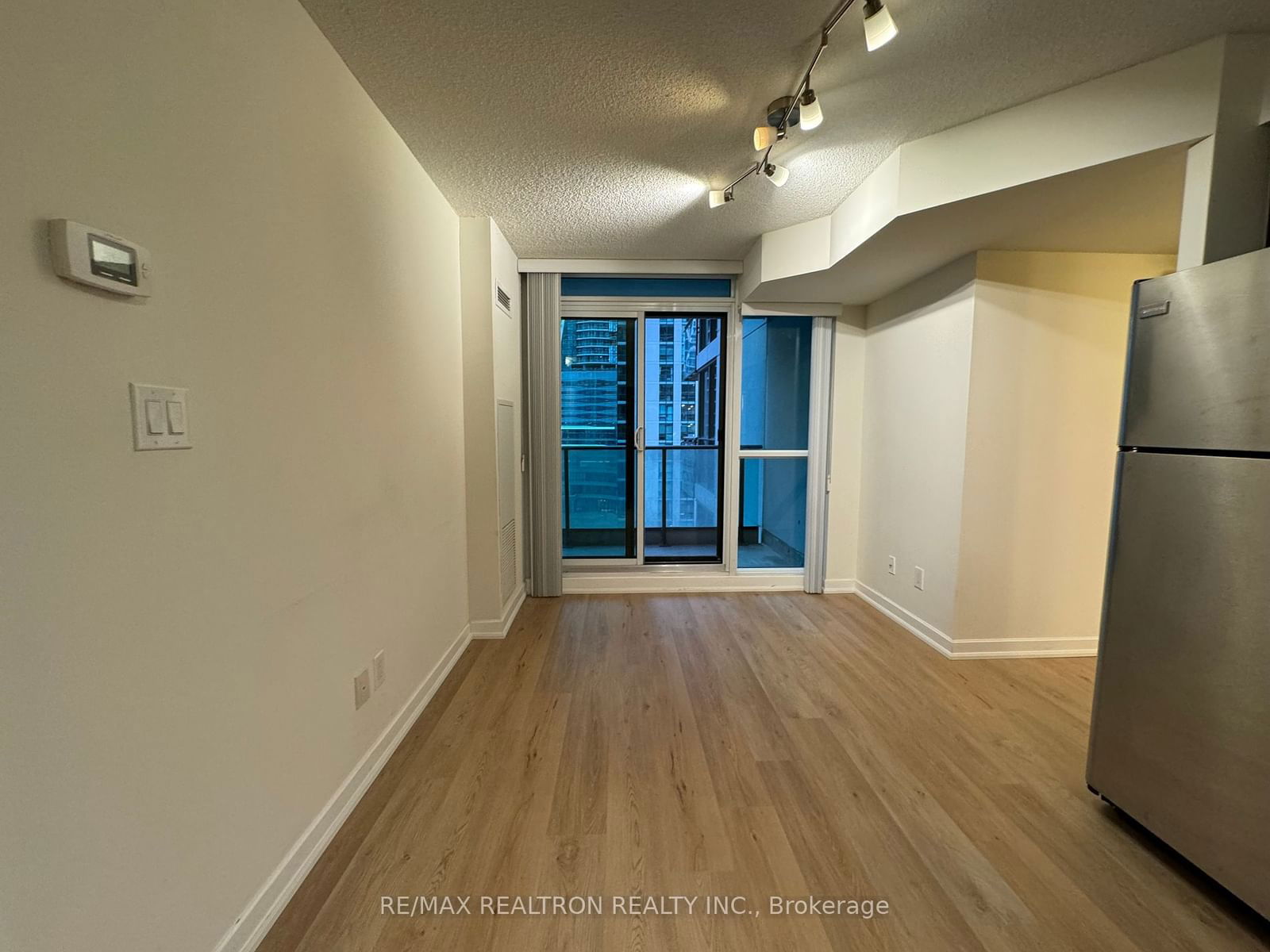 33 Bay St, unit 805 for rent