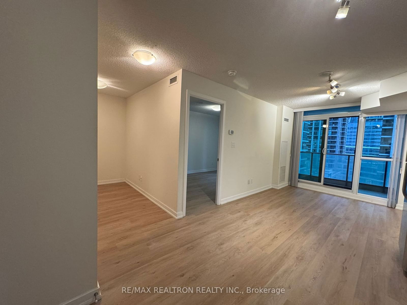 33 Bay St, unit 805 for rent