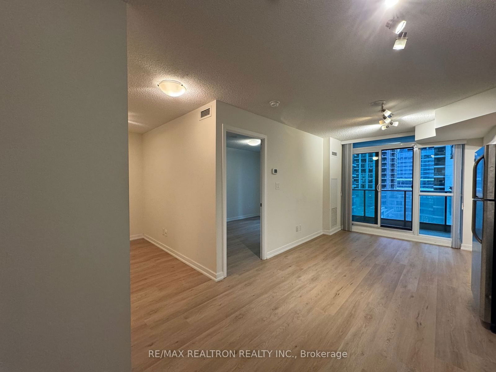 33 Bay St, unit 805 for rent