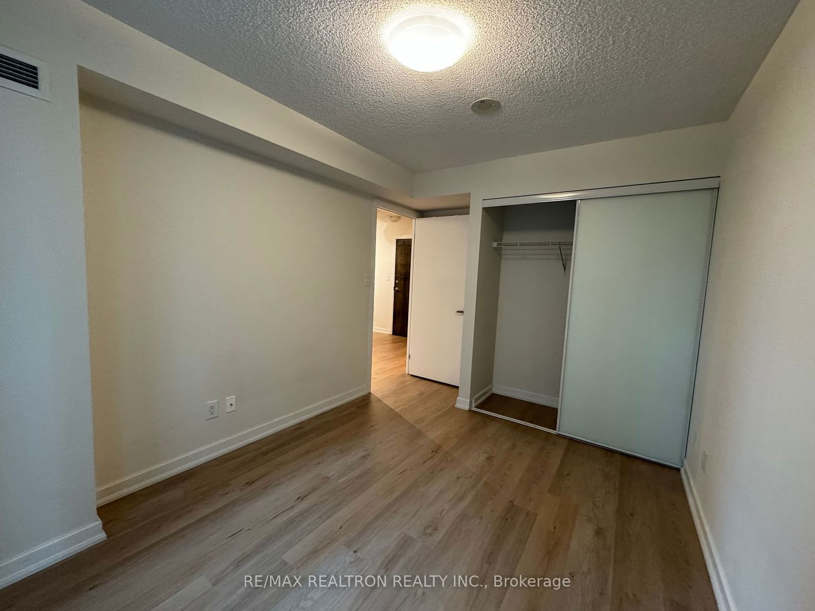 33 Bay St, unit 805 for rent