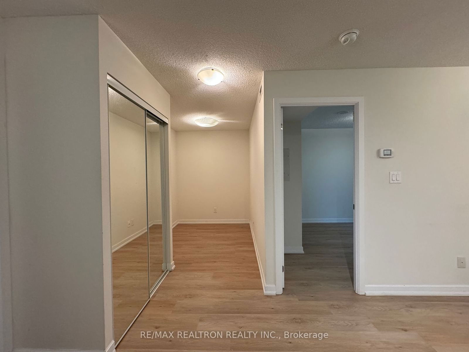 33 Bay St, unit 805 for rent