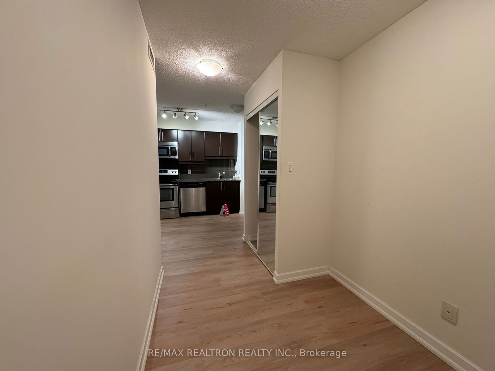 33 Bay St, unit 805 for rent