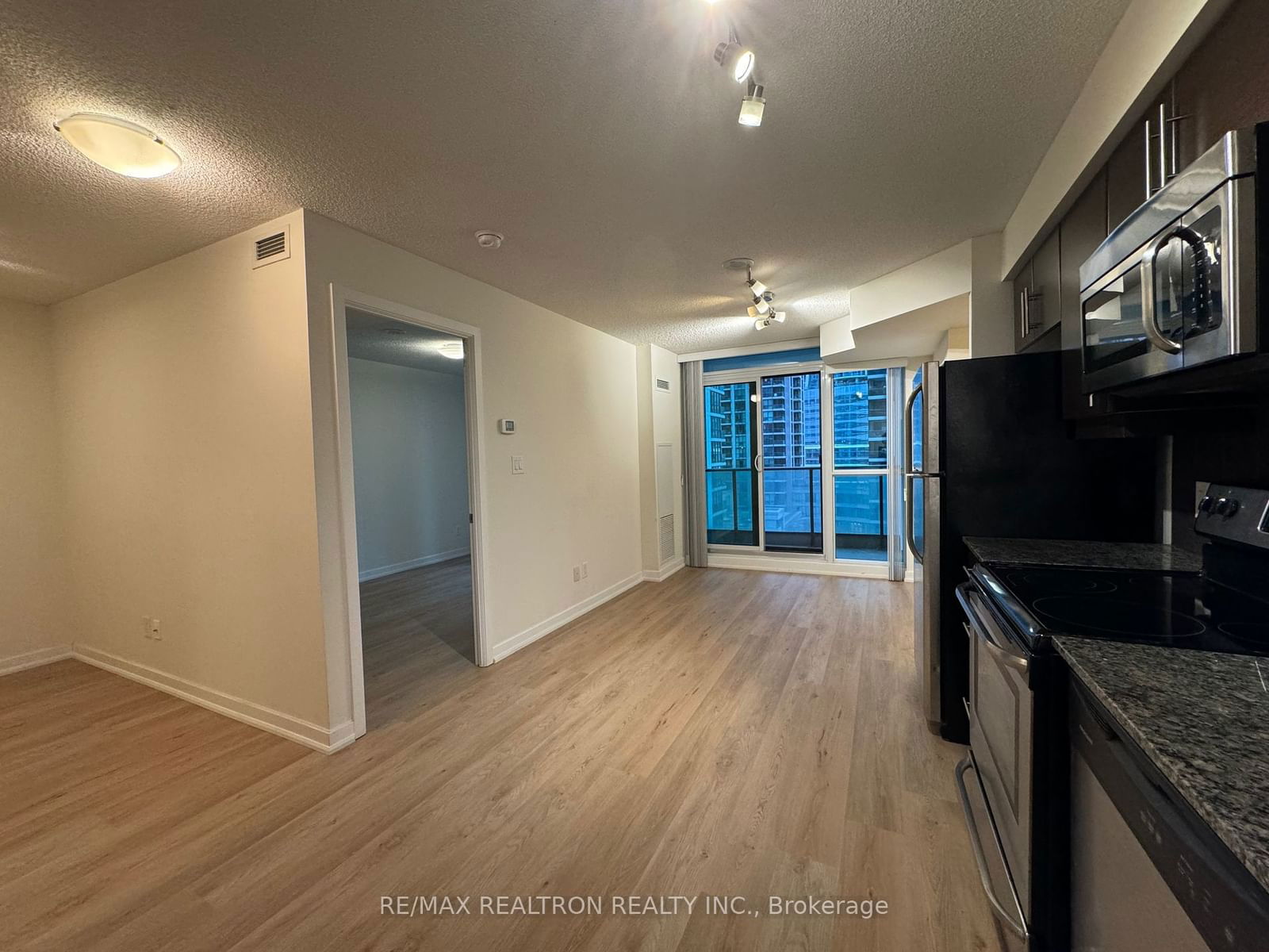 33 Bay St, unit 805 for rent