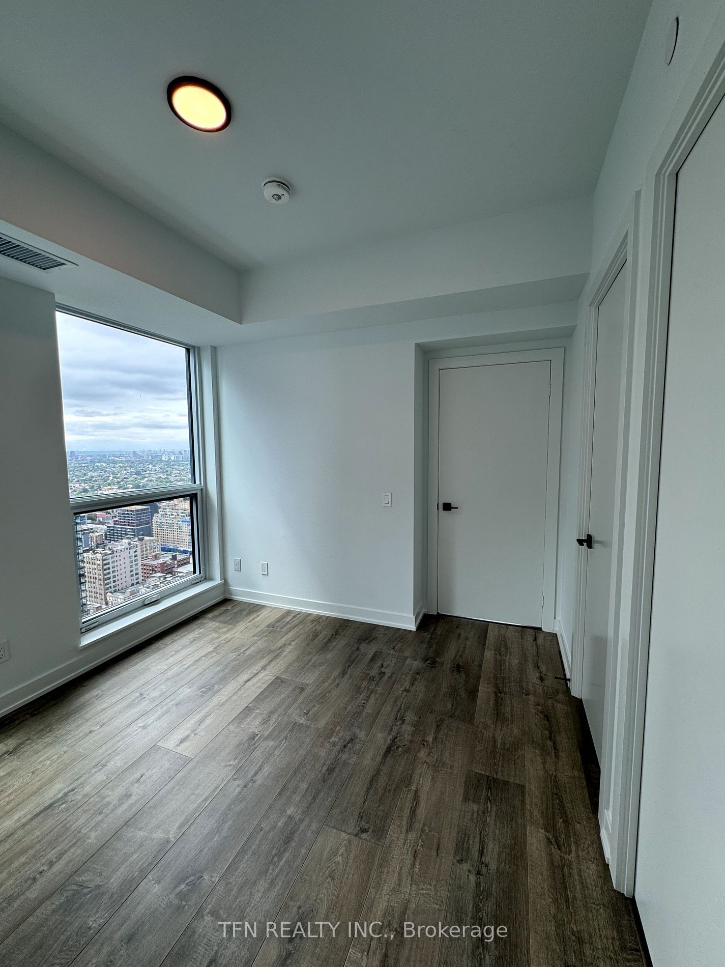 327 King St W, unit 4105 for rent