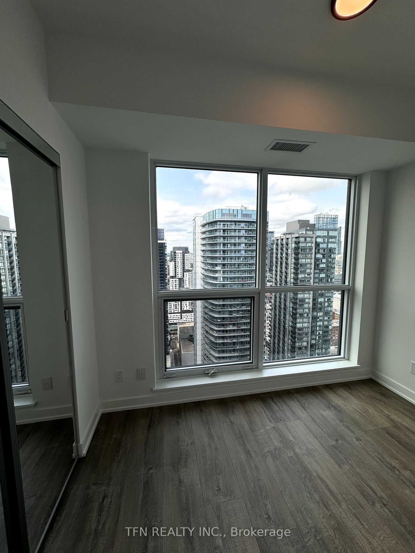 327 King St W, unit 4105 for rent