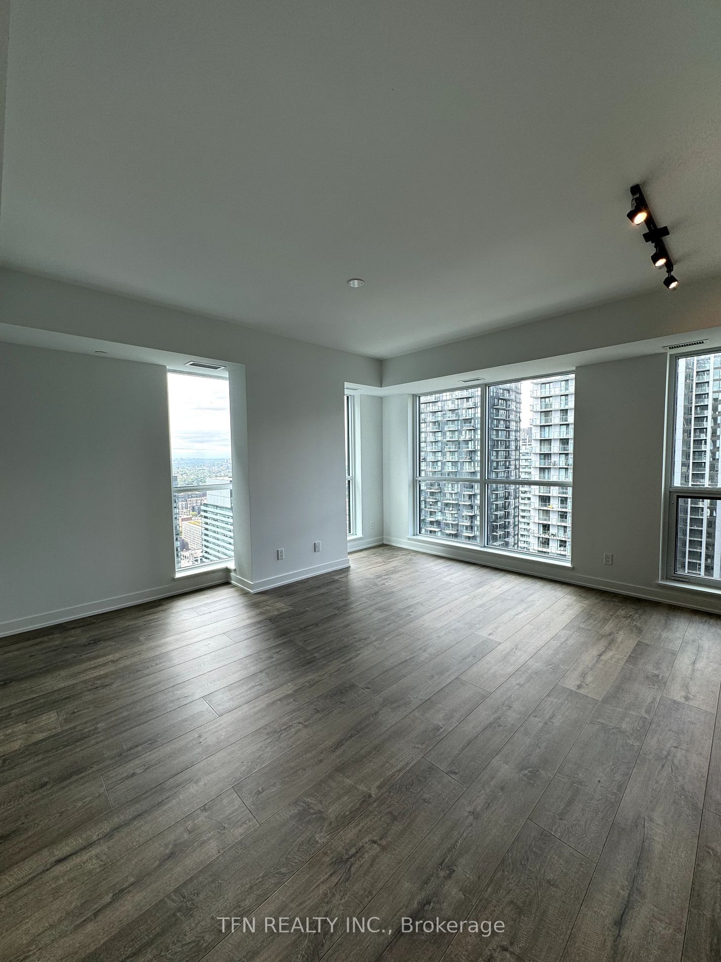 327 King St W, unit 4105 for rent