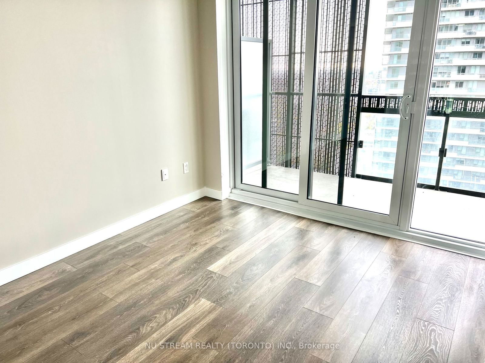 8 Eglinton Ave E, unit 2712 for rent