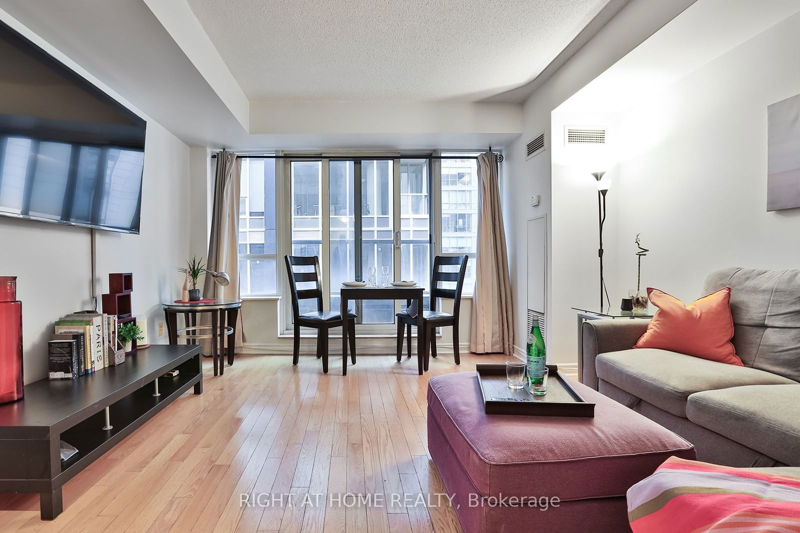 250 Wellington St W, unit 1731 for rent