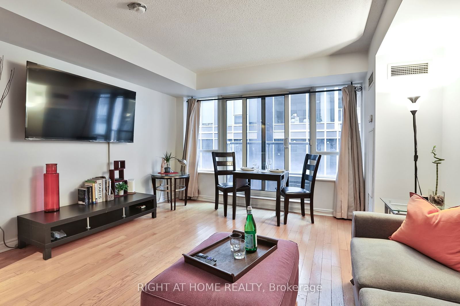 250 Wellington St W, unit 1731 for rent