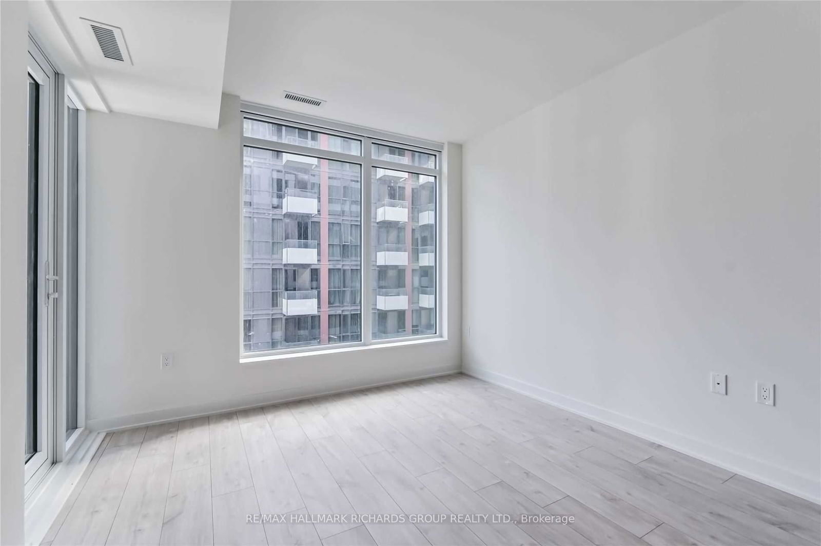 576 Front St W, unit 727 for rent