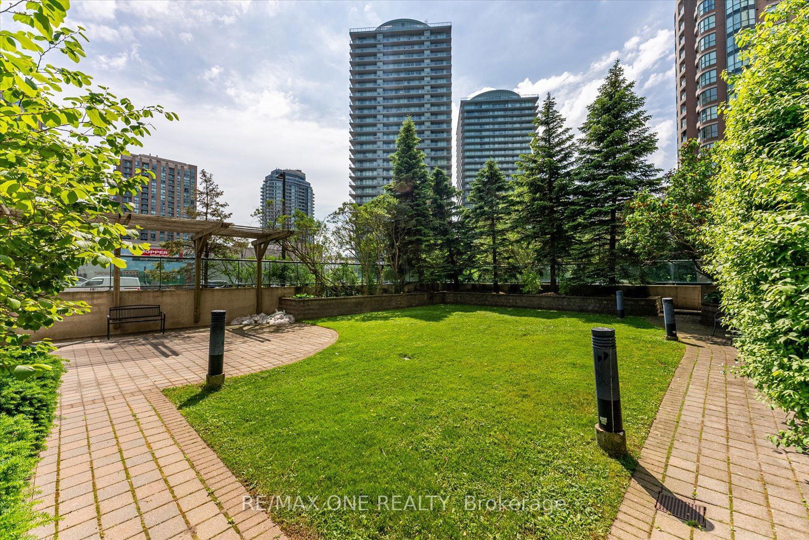 7 Lorraine Dr, unit 909 for sale