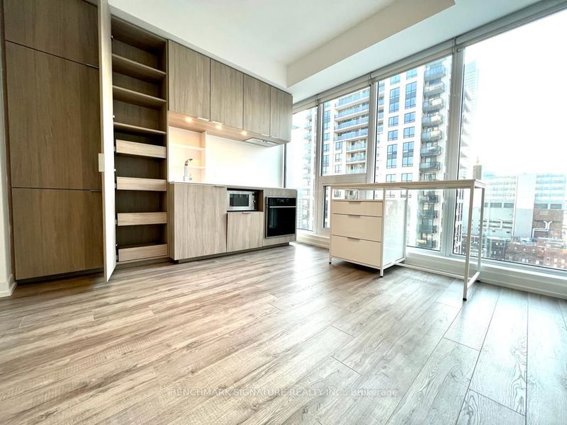 77 Shuter St, unit 2015 for rent