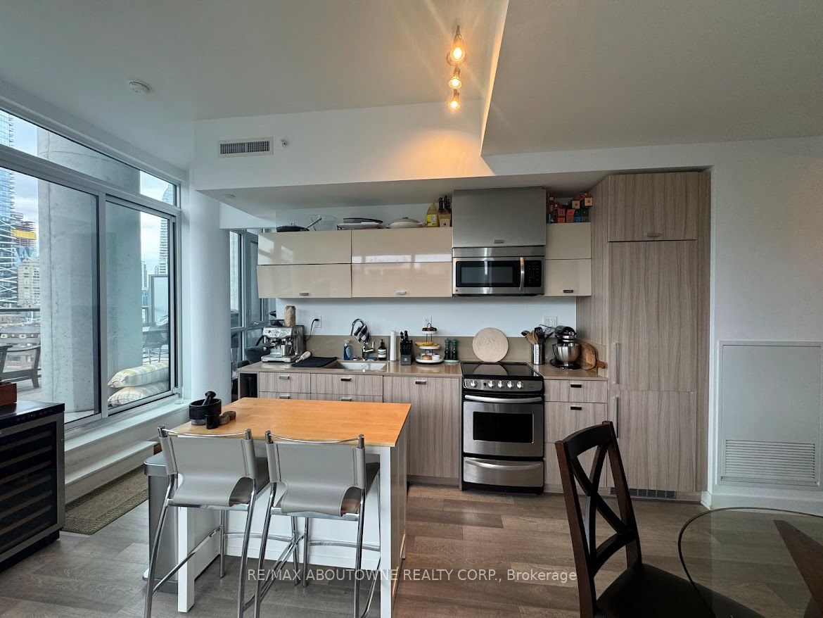 290 Adelaide St W, unit 802 for sale