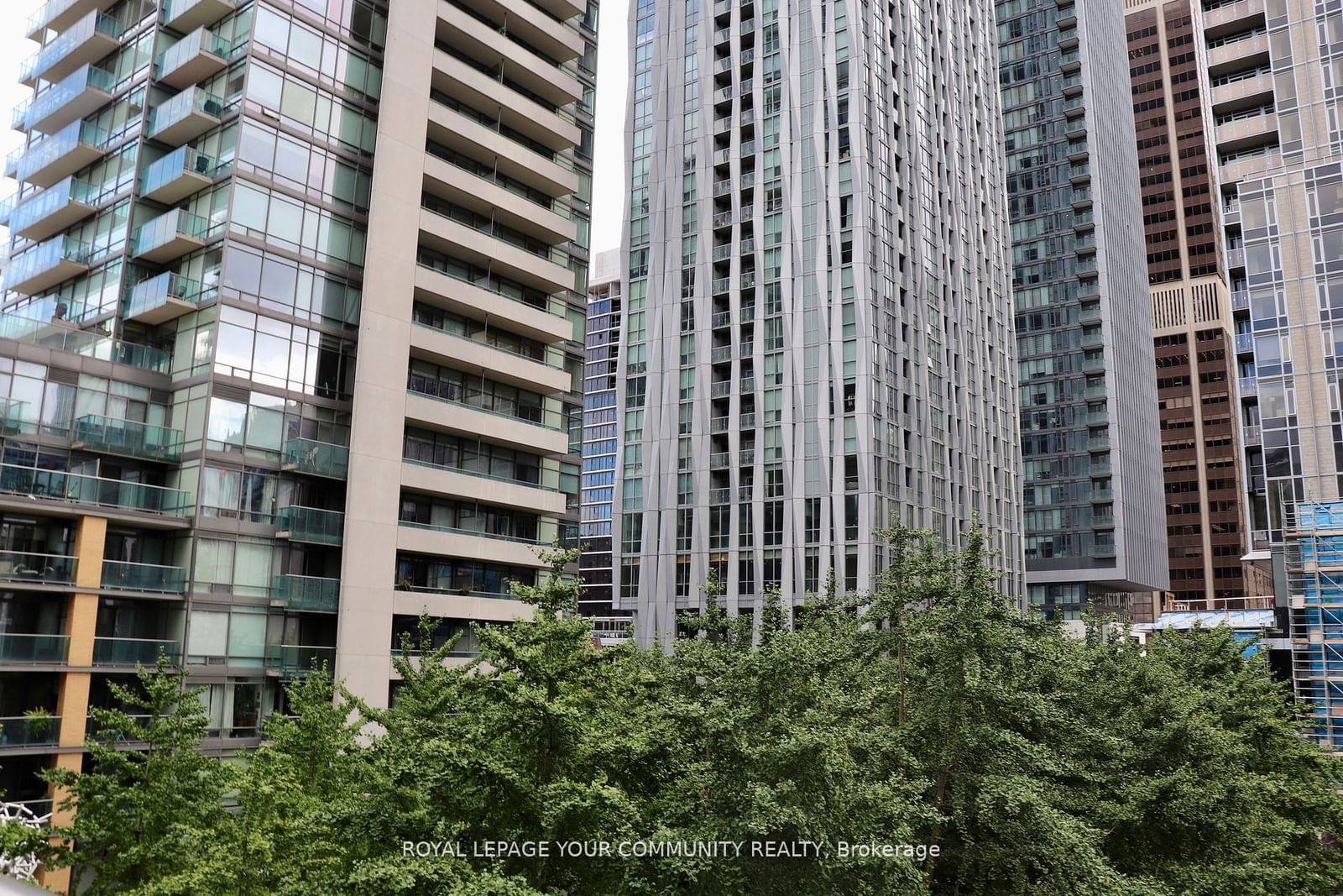 21 Scollard St, unit 404 for rent