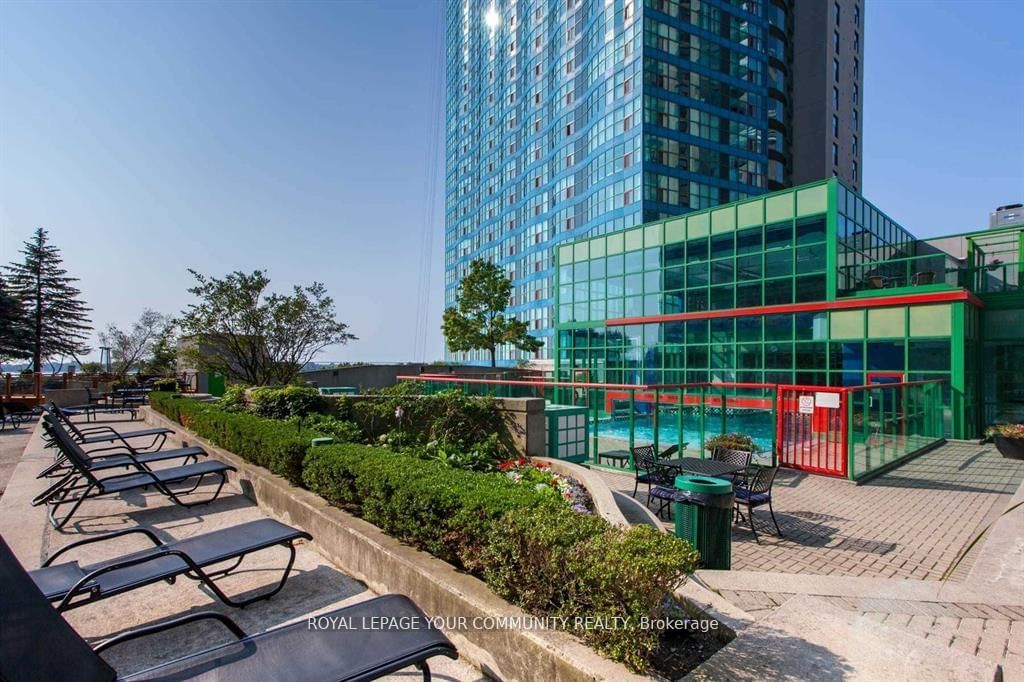 77 Harbour Sq W, unit 809 for sale