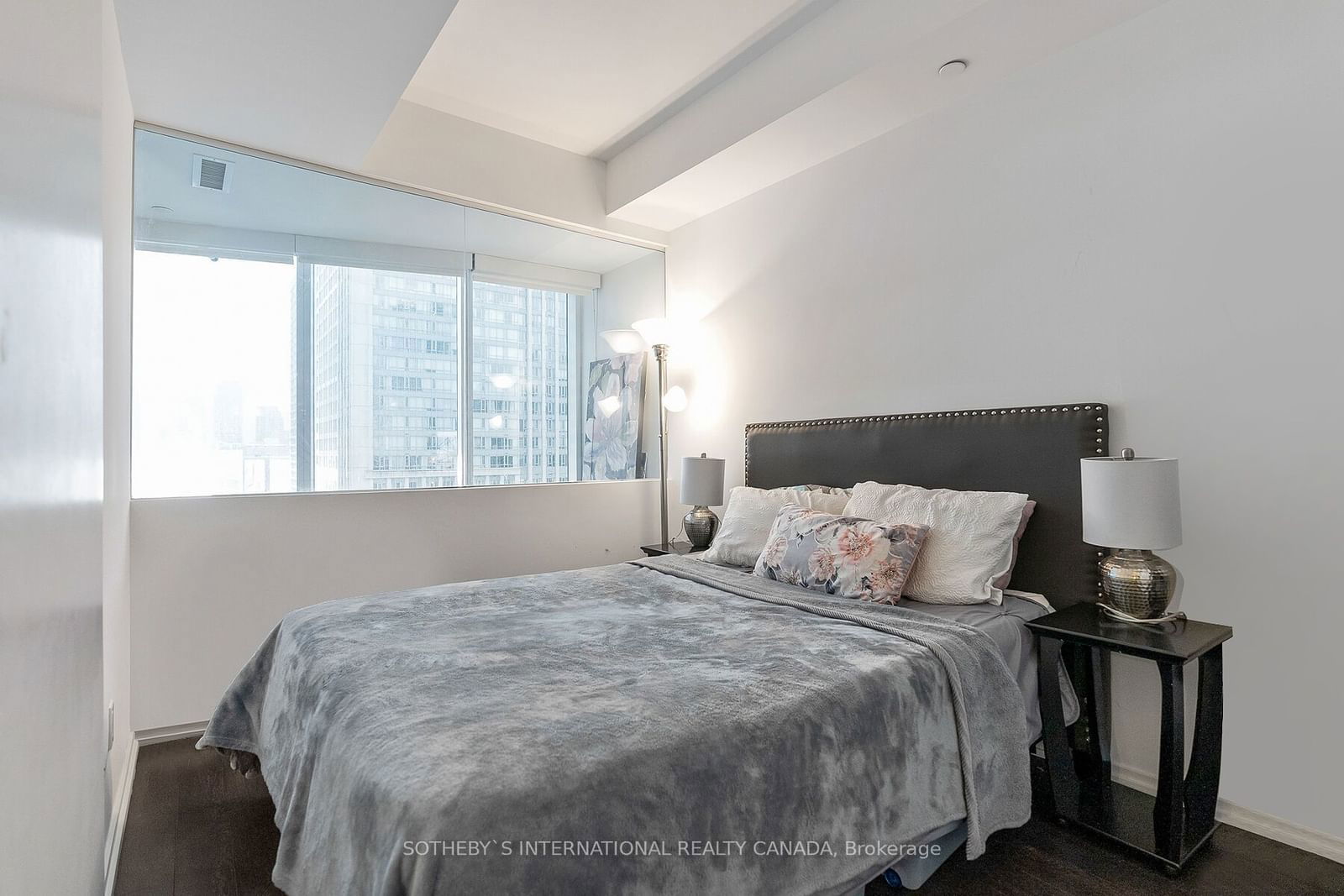 197 Yonge St, unit 1414 for sale