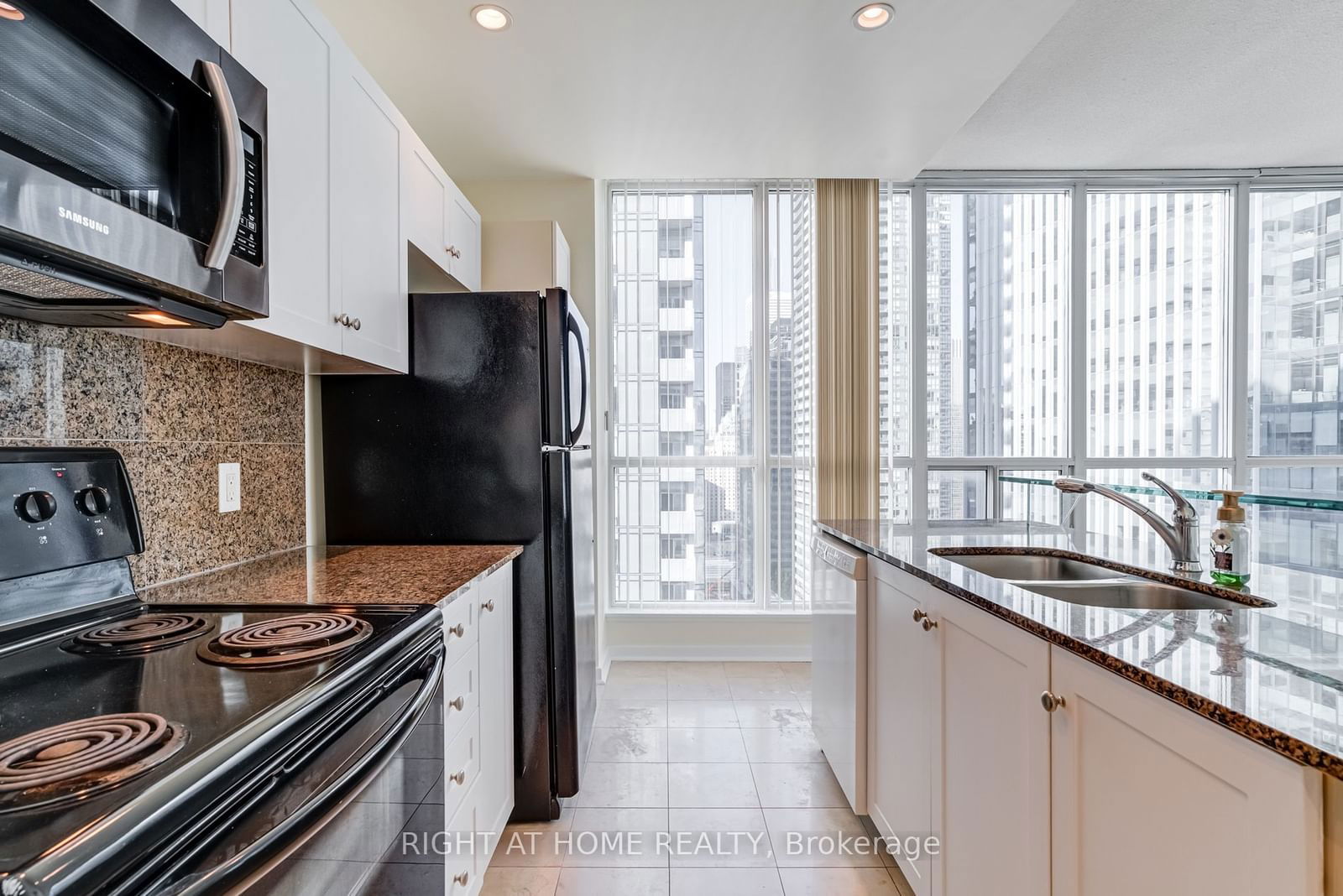 8 York St N, unit 3002 for rent