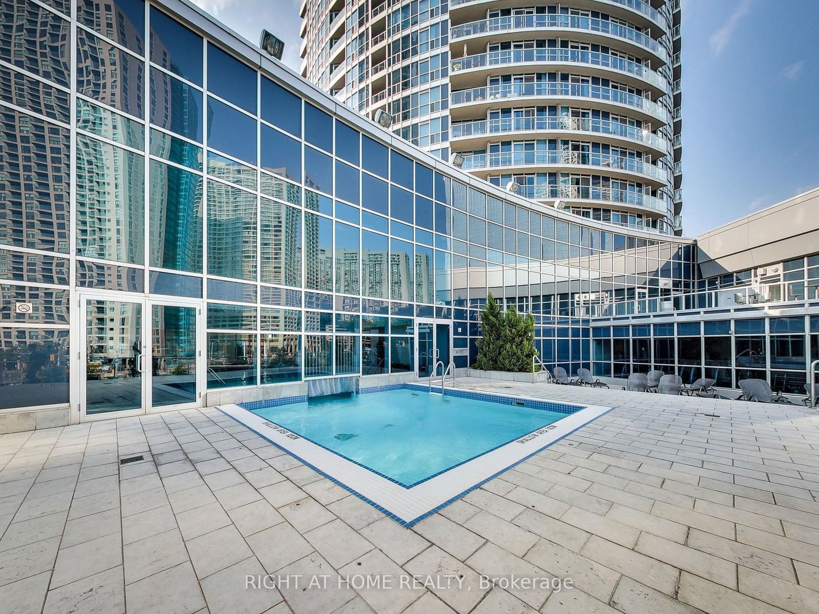 8 York St N, unit 3002 for rent