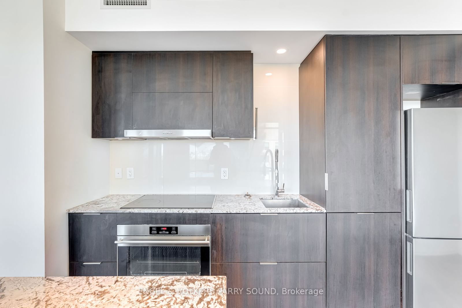 1 Bloor St E, unit 3701 for rent