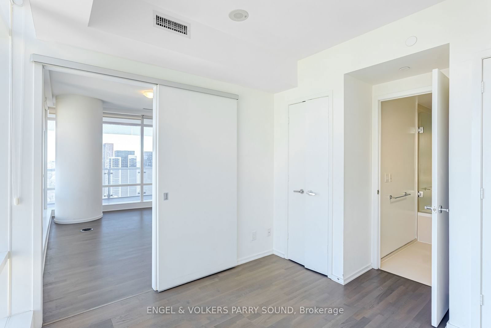 1 Bloor St E, unit 3701 for rent