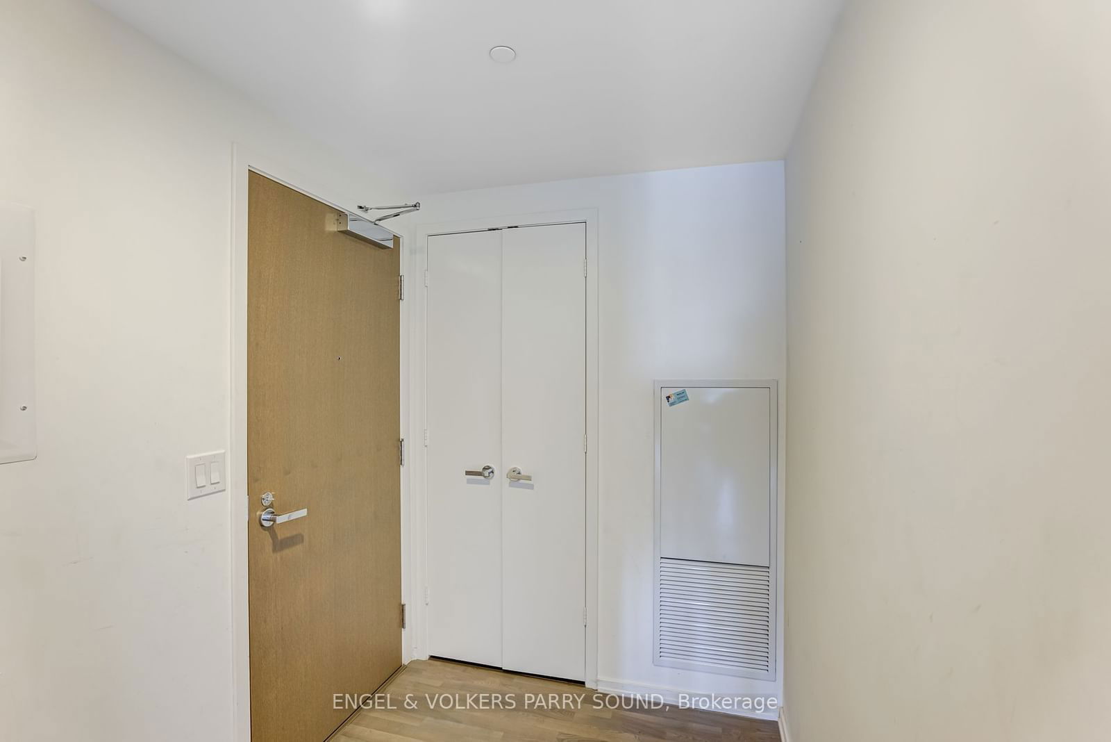 1 Bloor St E, unit 3701 for rent