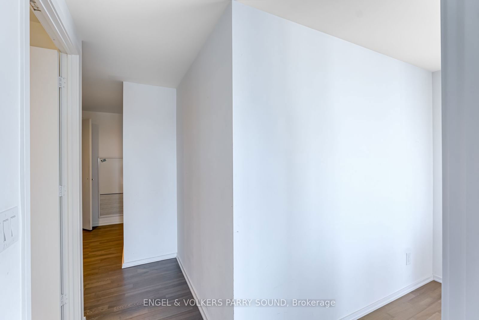 1 Bloor St E, unit 3701 for rent