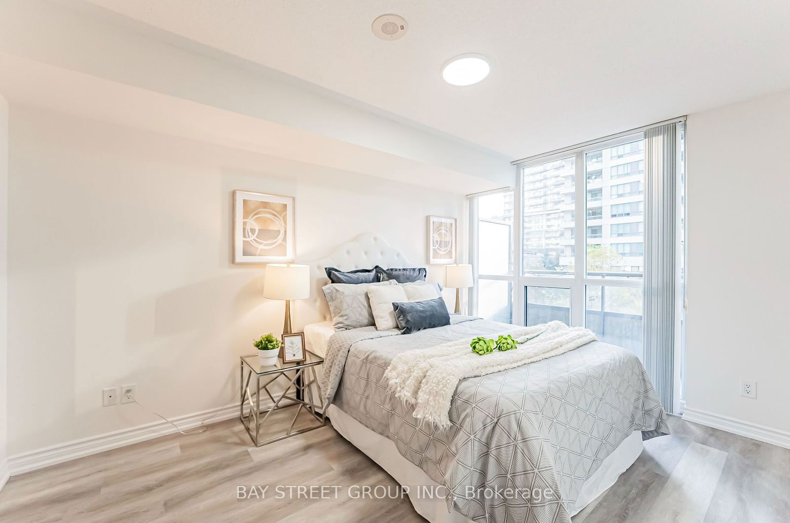 35 Hollywood Ave, unit 318 for sale