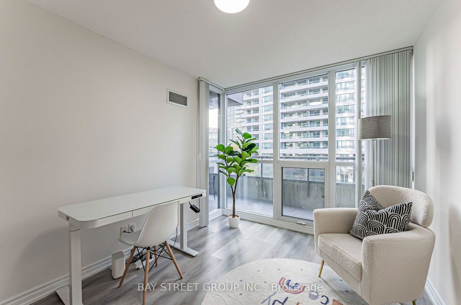 35 Hollywood Ave, unit 318 for sale