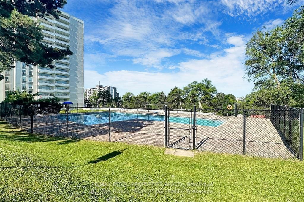 20 Forest Manor Rd, unit 702 for sale