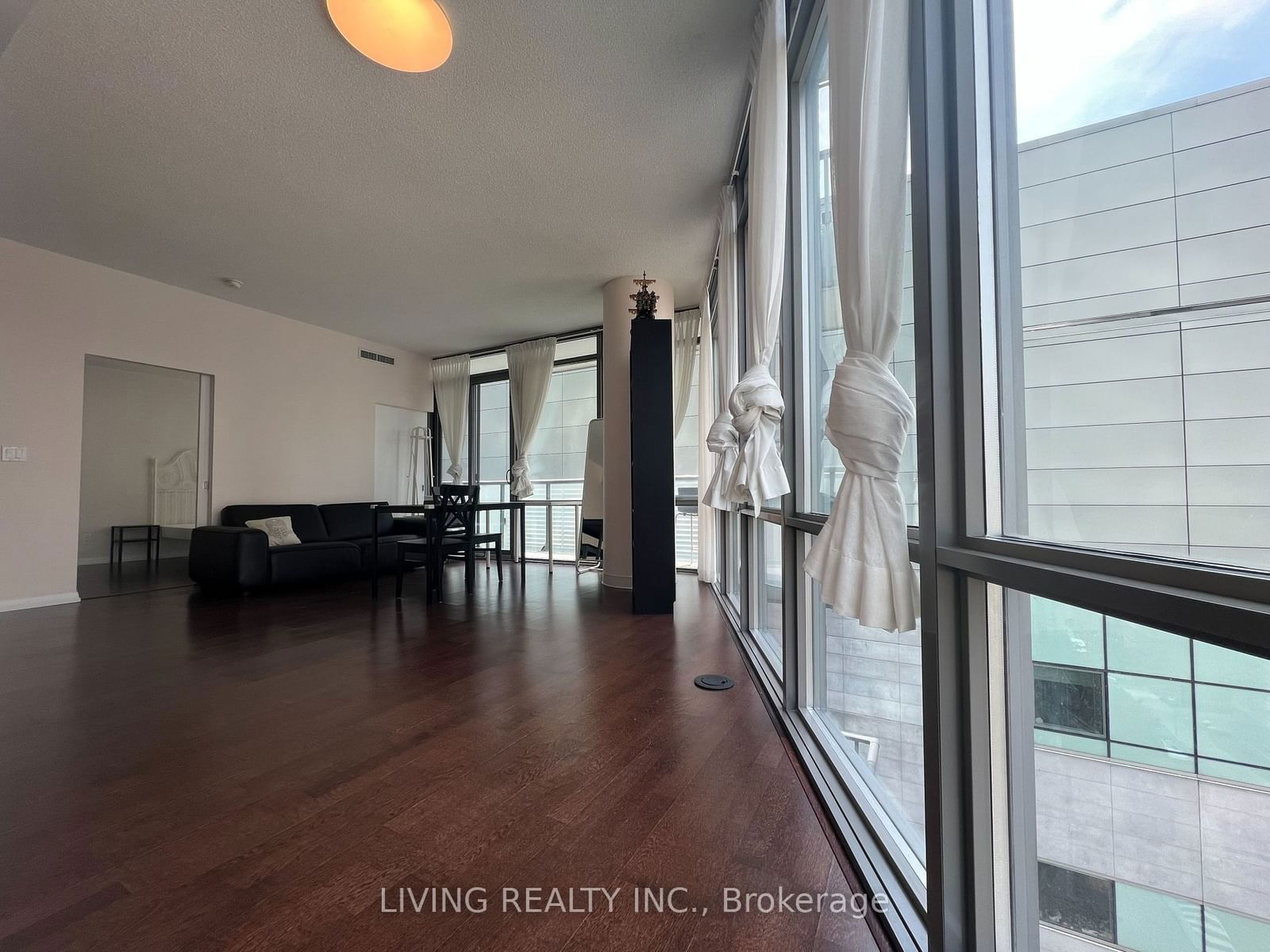 832 Bay St, unit 1303 for sale