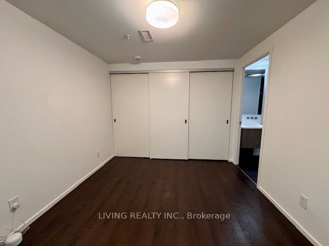 101 Charles St E, unit 820 for rent