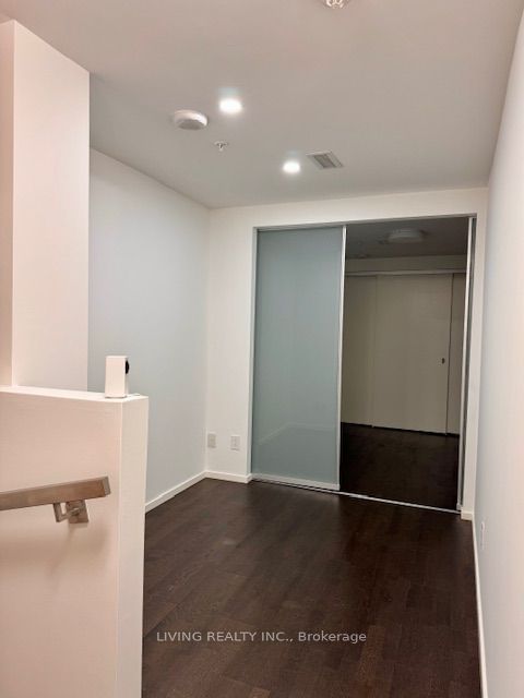 101 Charles St E, unit 820 for rent