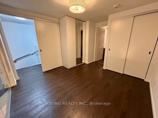 101 Charles St E, unit 820 for rent