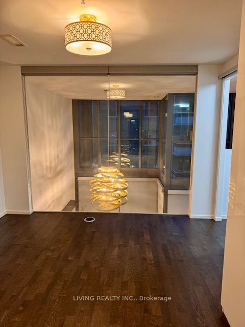 101 Charles St E, unit 820 for rent