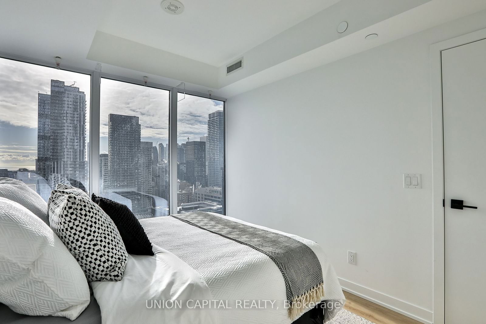 319 Jarvis St, unit 2916 for sale