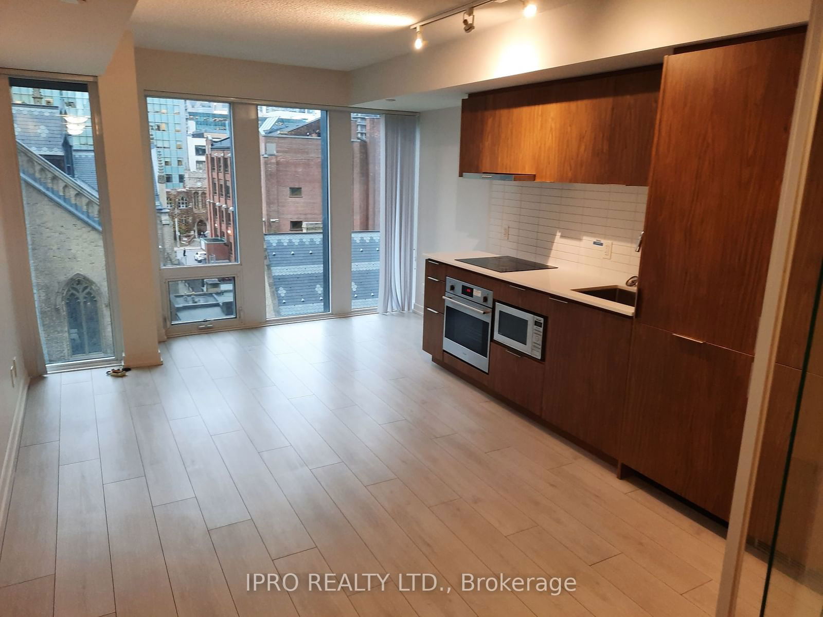 60 Shuter St, unit 609 for rent