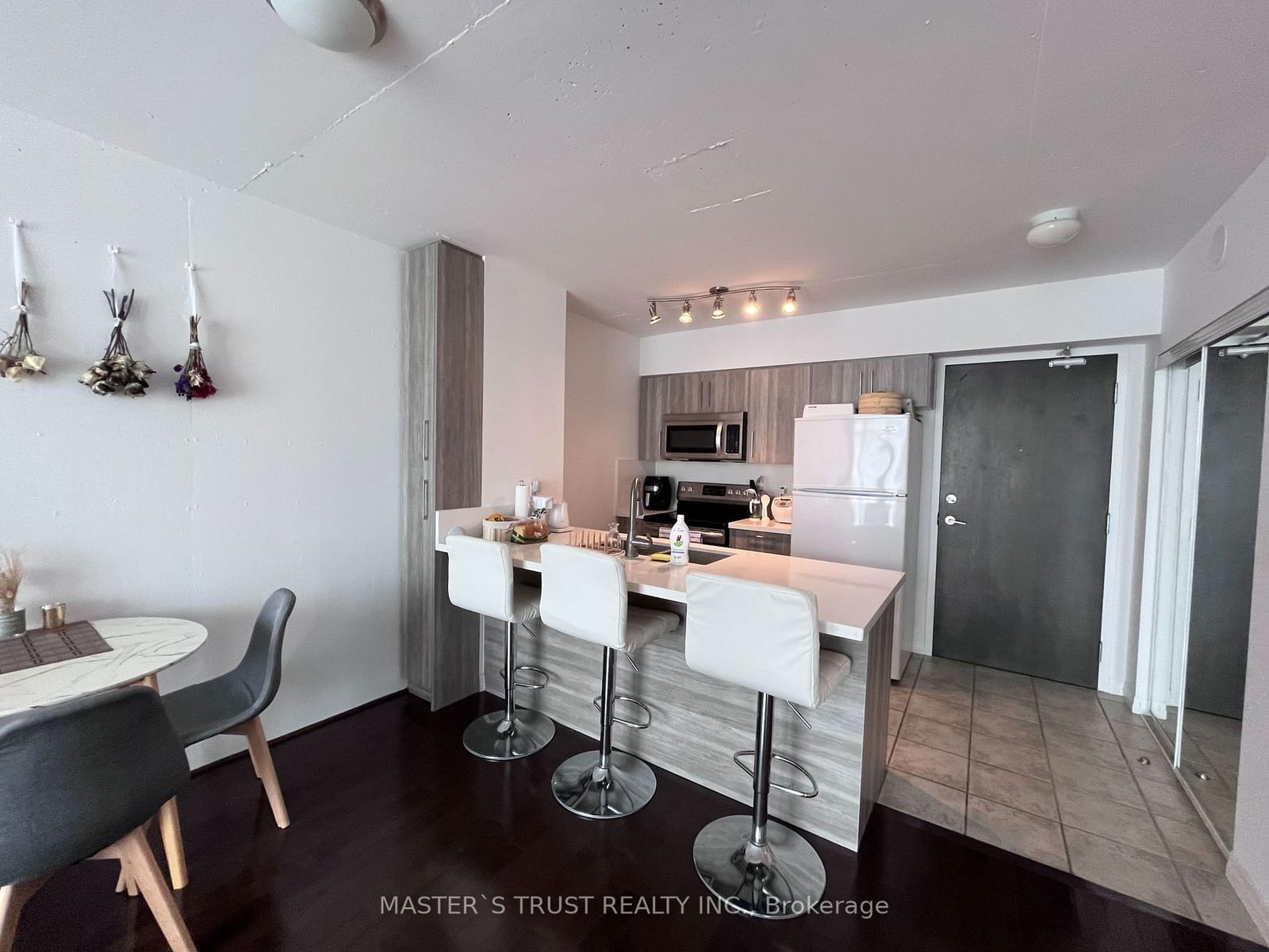 22 Wellesley St E, unit 1402 for rent