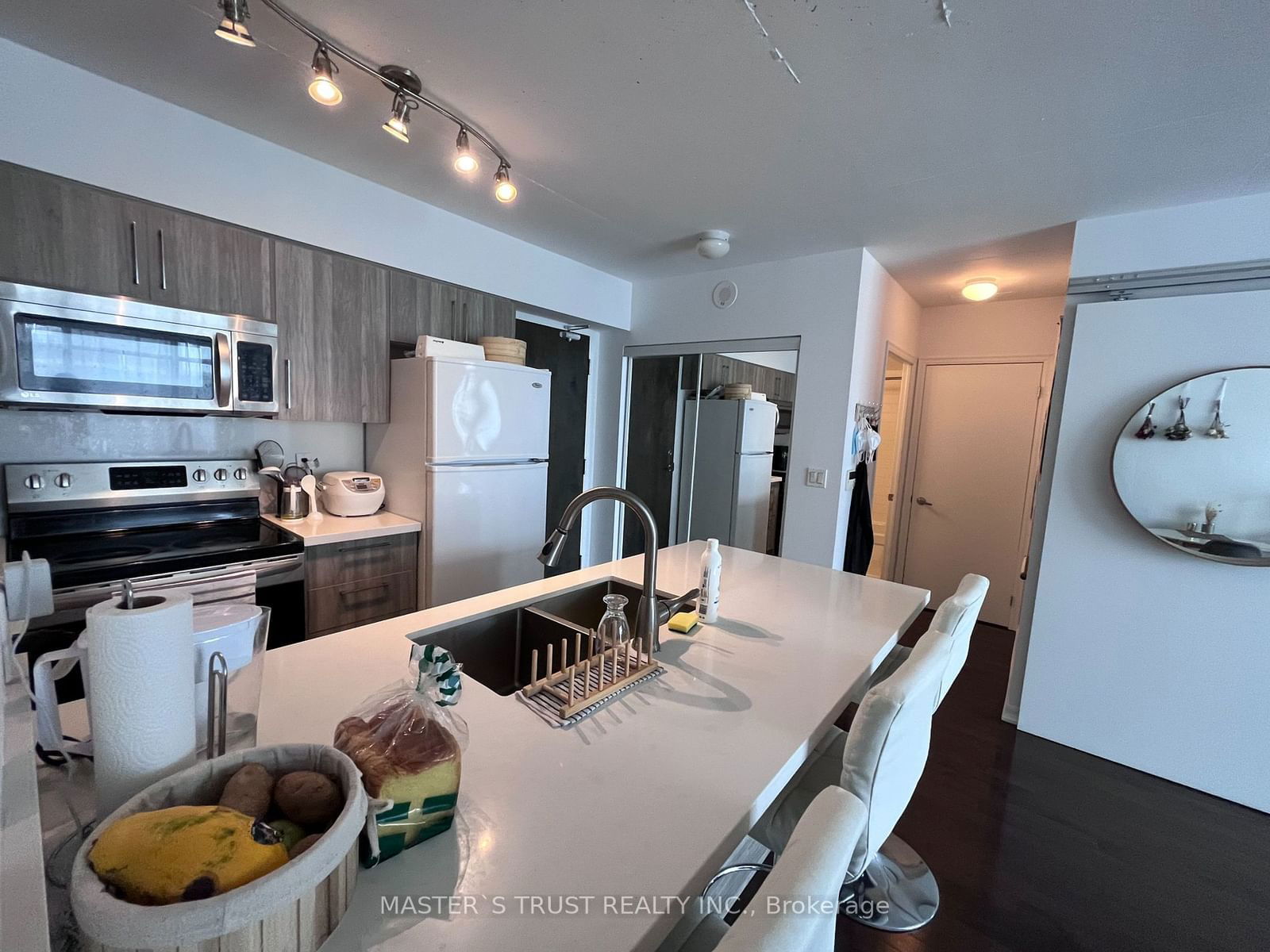 22 Wellesley St E, unit 1402 for rent