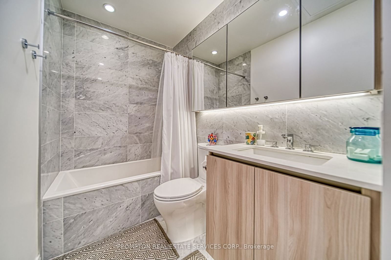 17 Bathurst St, unit 4203 for sale