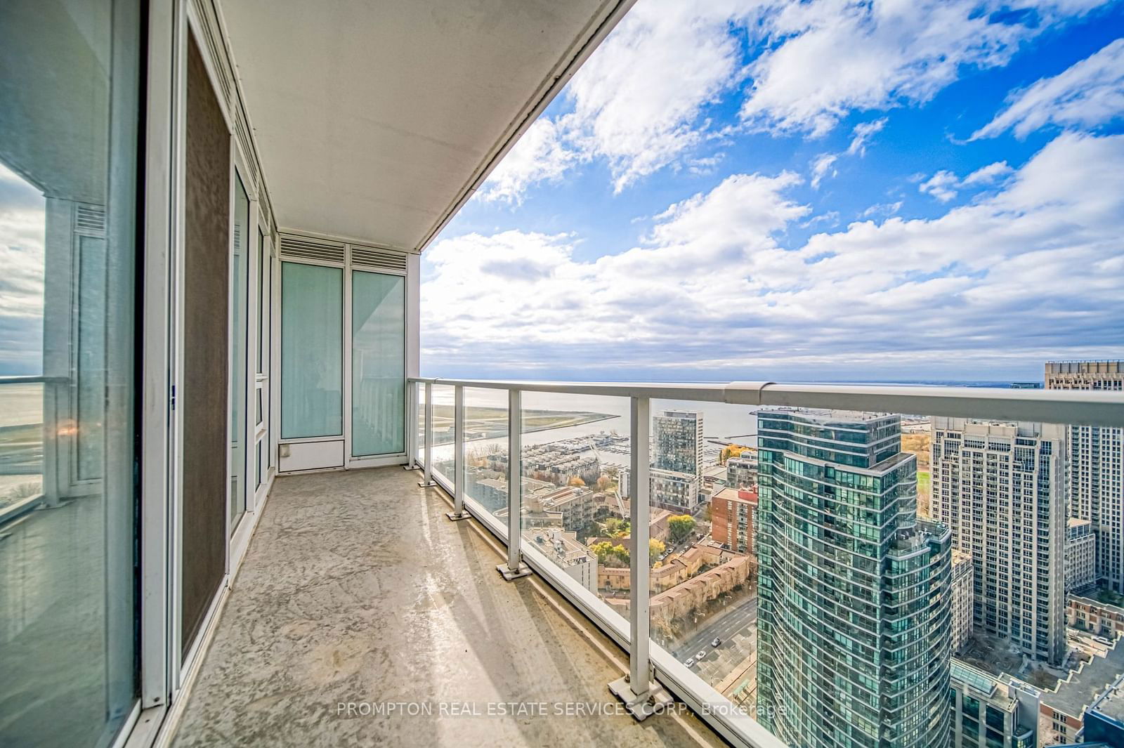 17 Bathurst St, unit 4203 for sale