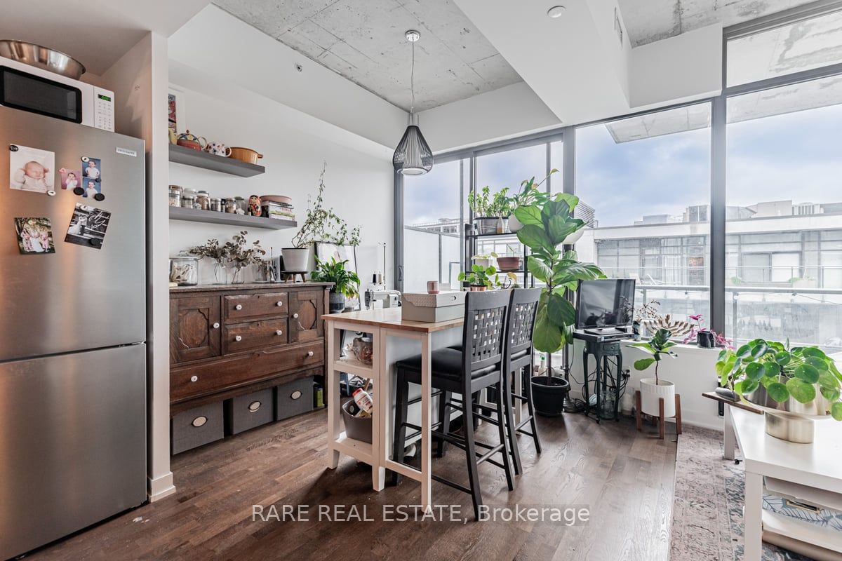 560 King St W, unit 1004 for sale