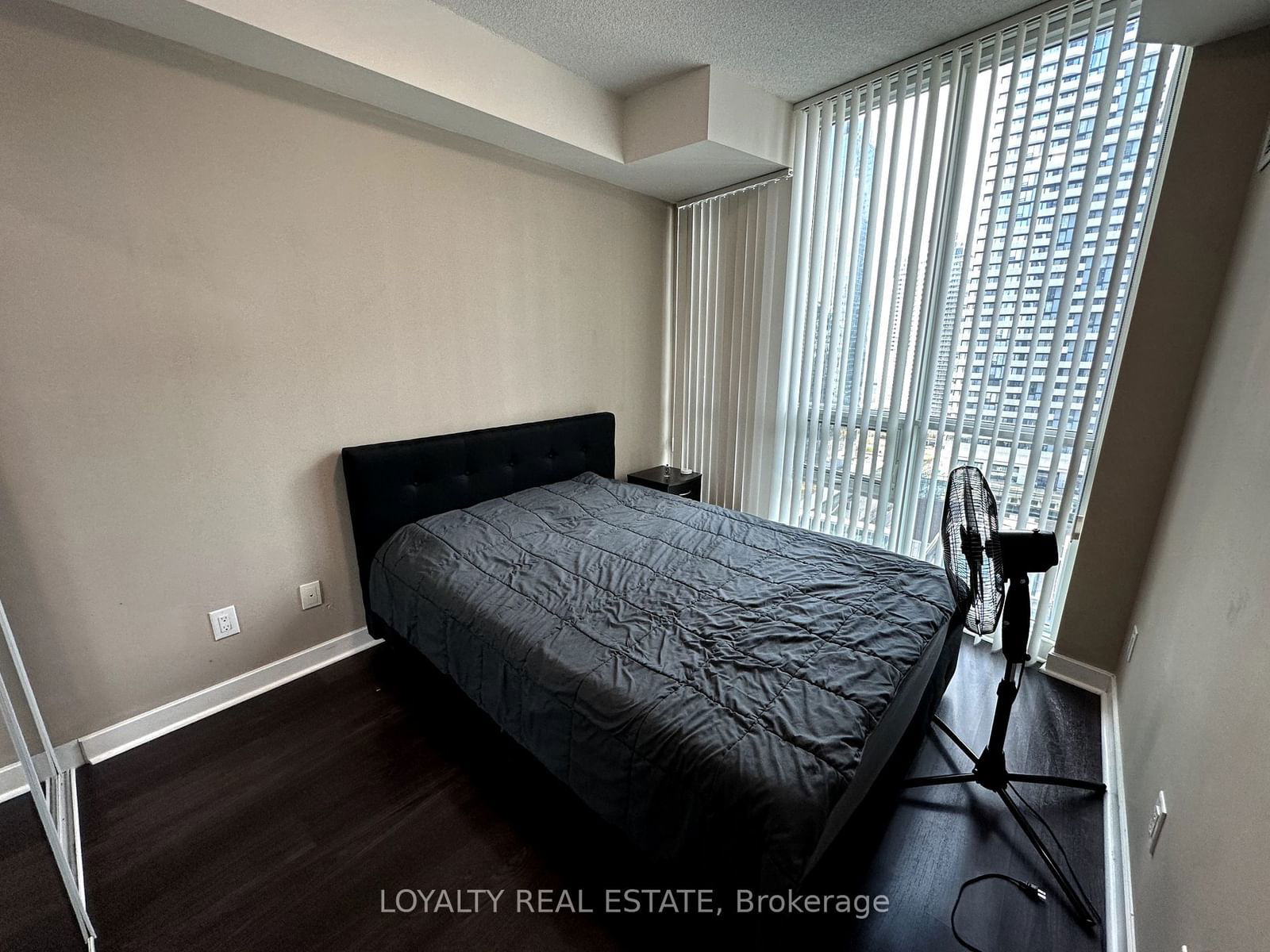 33 Bay St, unit 2101 for rent